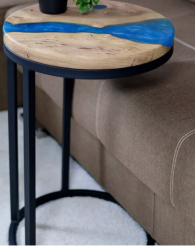 Придиванный столик из эпоксидной смолы V-7