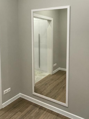 Декоративное зеркало на стене  V-2