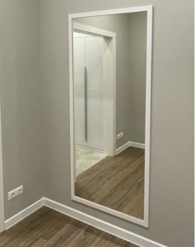 Декоративное зеркало на стене  V-2