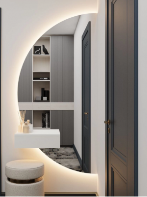 Декоративное зеркало на стене  