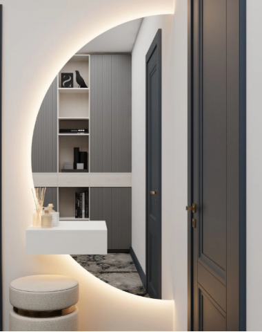 Декоративное зеркало на стене  