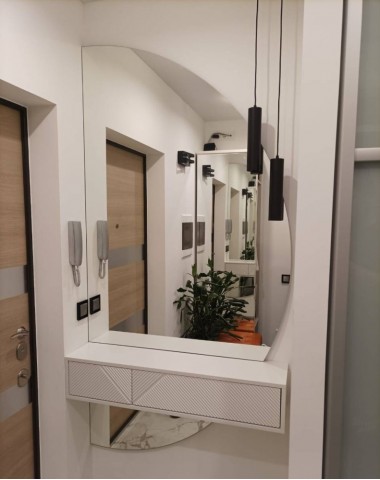 Декоративное зеркало на стене  V-14