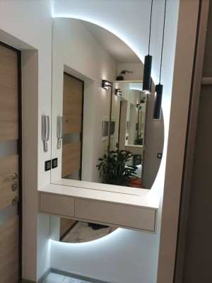 Декоративное зеркало на стене  V-14