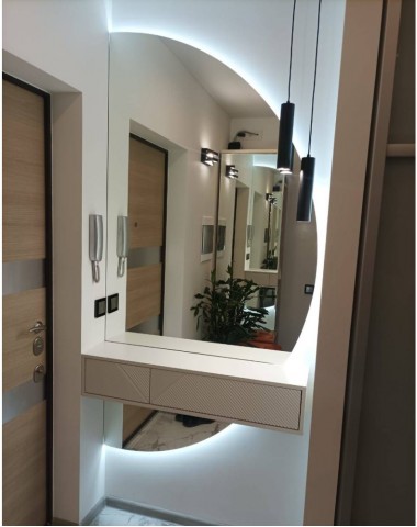 Декоративное зеркало на стене  V-14