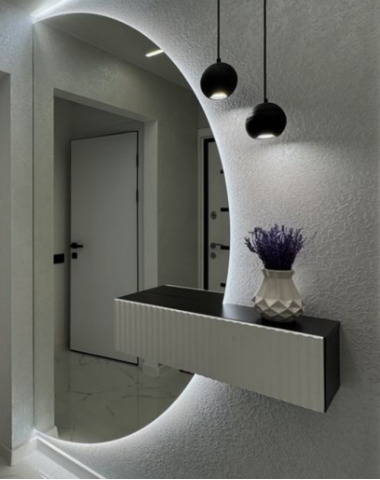 Декоративное зеркало на стене  V-4