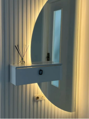 Зеркало со светодиодной подсветкой для прихожей 